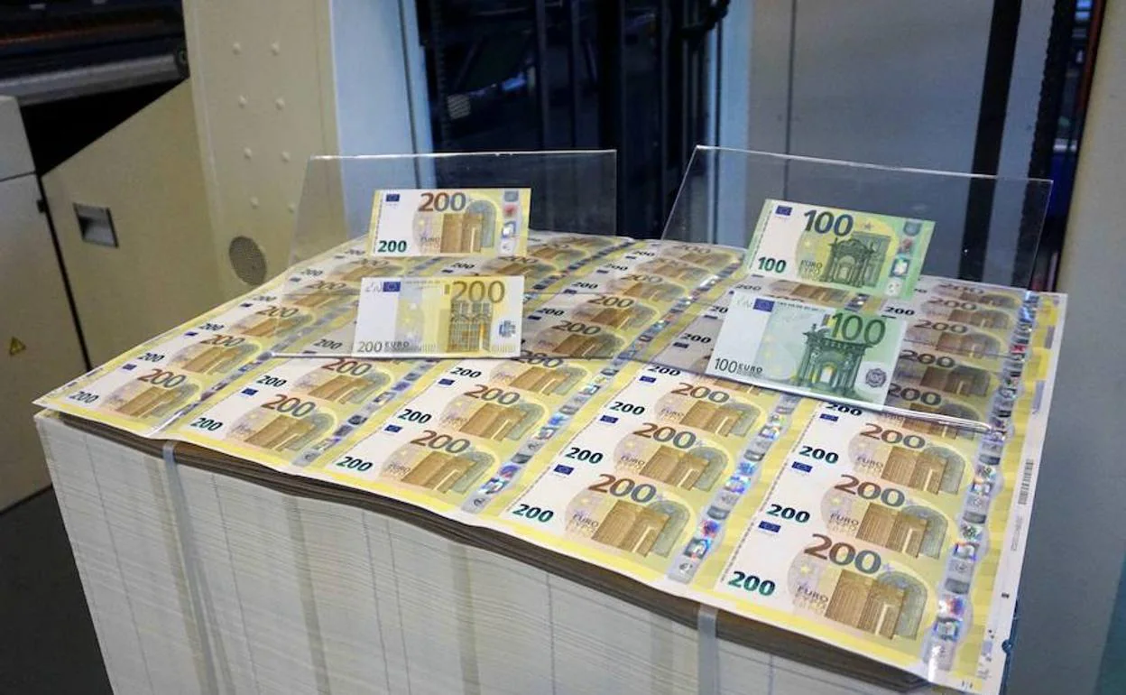 Billetes de 100 y 200 euros. 