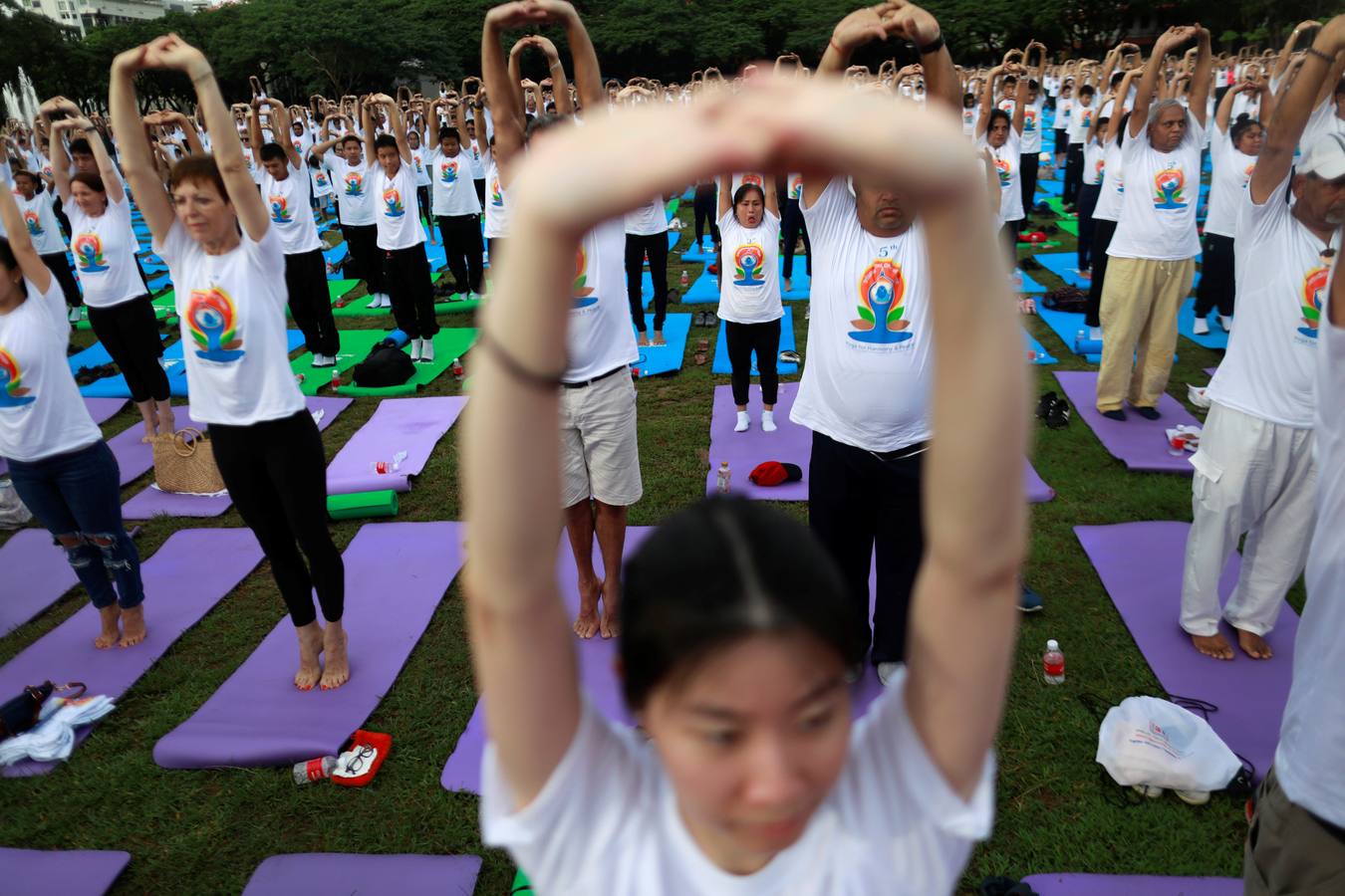 Un gran número de personas participa en la 6ª edición del Día del Yoga Los entusiastas del yoga de todo del mundo celebran este día practicando ejercicios y sesiones de respiración al aire libre para descubrir sus beneficios.