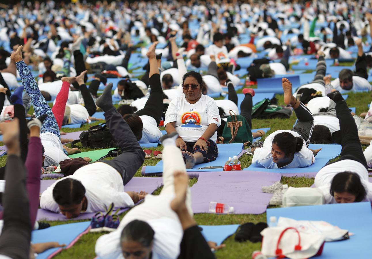 Un gran número de personas participa en la 6ª edición del Día del Yoga Los entusiastas del yoga de todo del mundo celebran este día practicando ejercicios y sesiones de respiración al aire libre para descubrir sus beneficios.