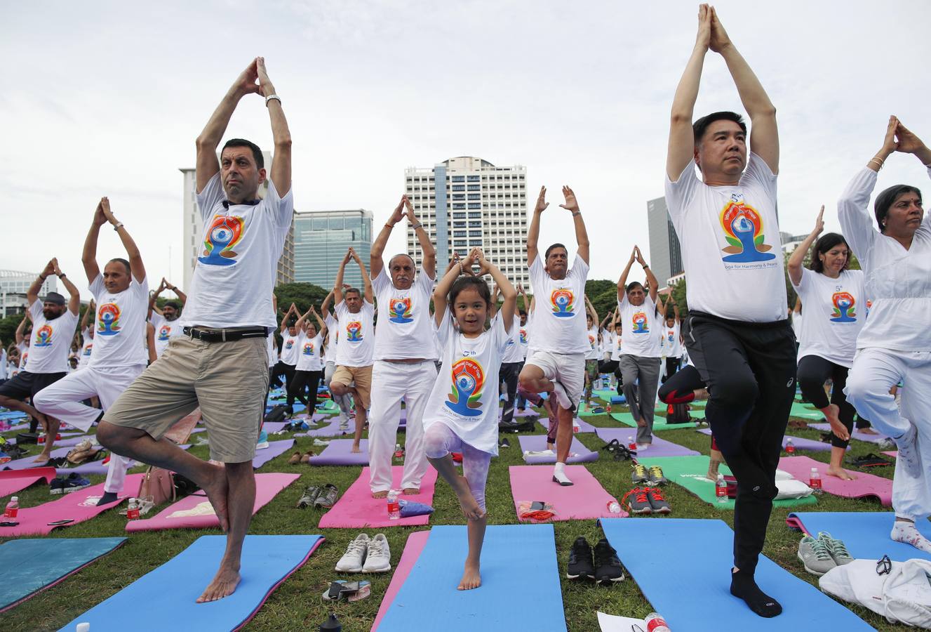 Un gran número de personas participa en la 6ª edición del Día del Yoga Los entusiastas del yoga de todo del mundo celebran este día practicando ejercicios y sesiones de respiración al aire libre para descubrir sus beneficios.