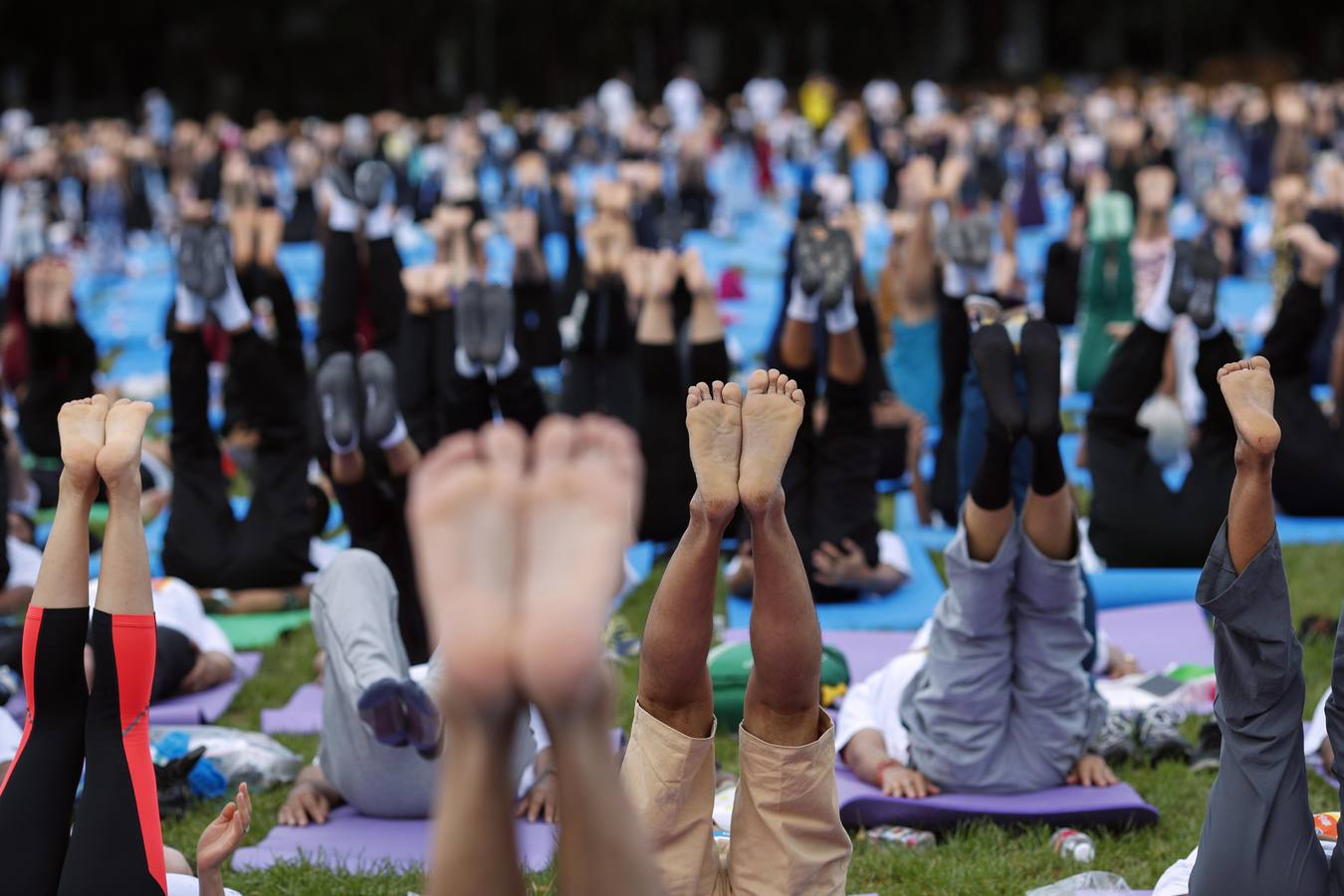 Un gran número de personas participa en la 6ª edición del Día del Yoga Los entusiastas del yoga de todo del mundo celebran este día practicando ejercicios y sesiones de respiración al aire libre para descubrir sus beneficios.