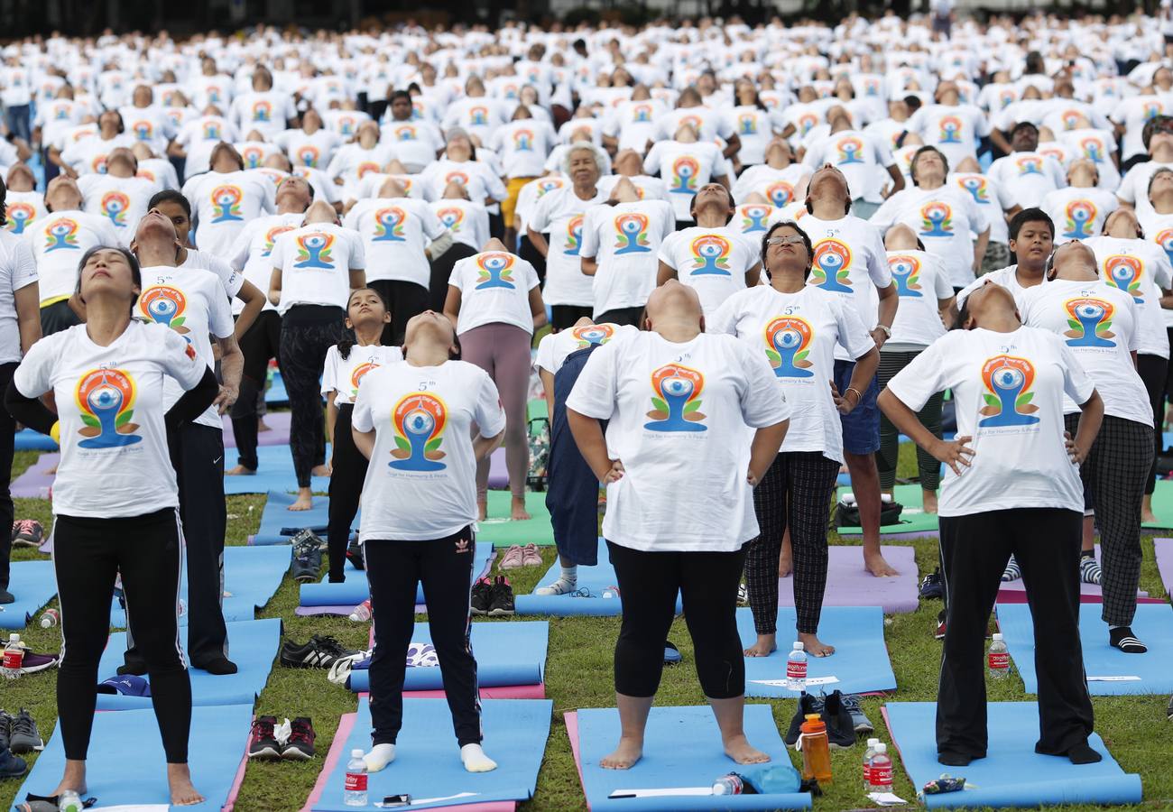 Un gran número de personas participa en la 6ª edición del Día del Yoga Los entusiastas del yoga de todo del mundo celebran este día practicando ejercicios y sesiones de respiración al aire libre para descubrir sus beneficios.