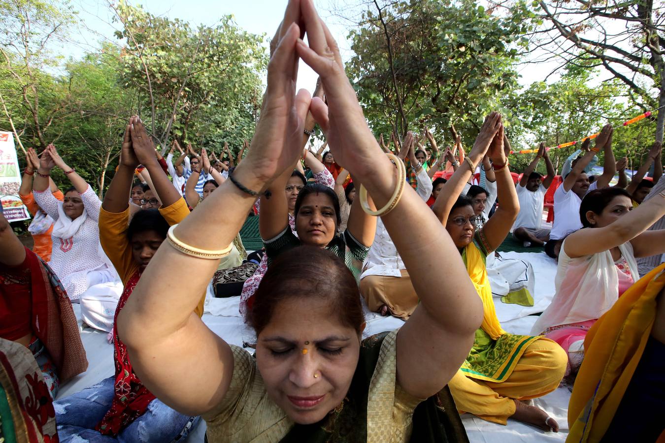 Un gran número de personas participa en la 6ª edición del Día del Yoga Los entusiastas del yoga de todo del mundo celebran este día practicando ejercicios y sesiones de respiración al aire libre para descubrir sus beneficios.