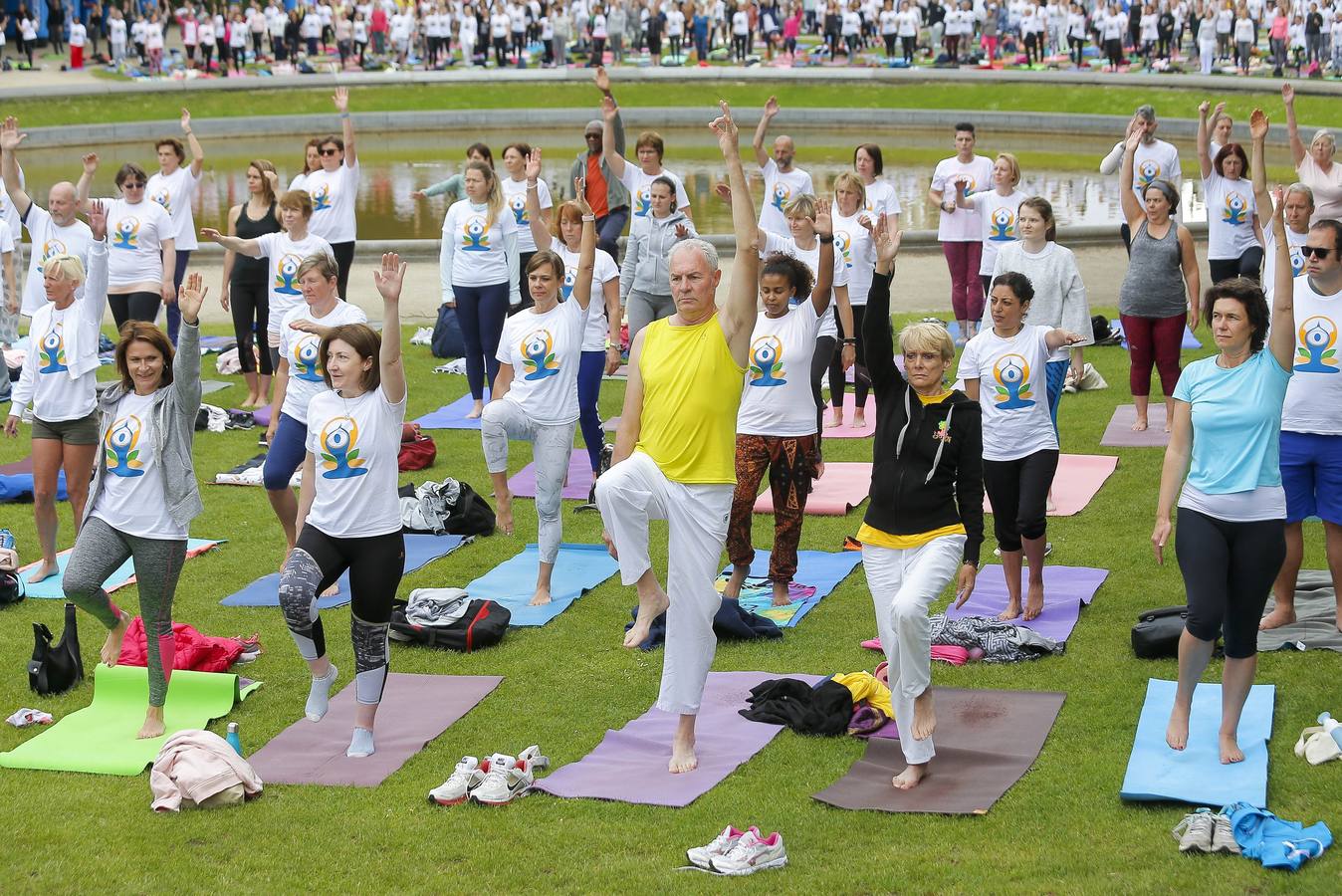 Un gran número de personas participa en la 6ª edición del Día del Yoga Los entusiastas del yoga de todo del mundo celebran este día practicando ejercicios y sesiones de respiración al aire libre para descubrir sus beneficios.