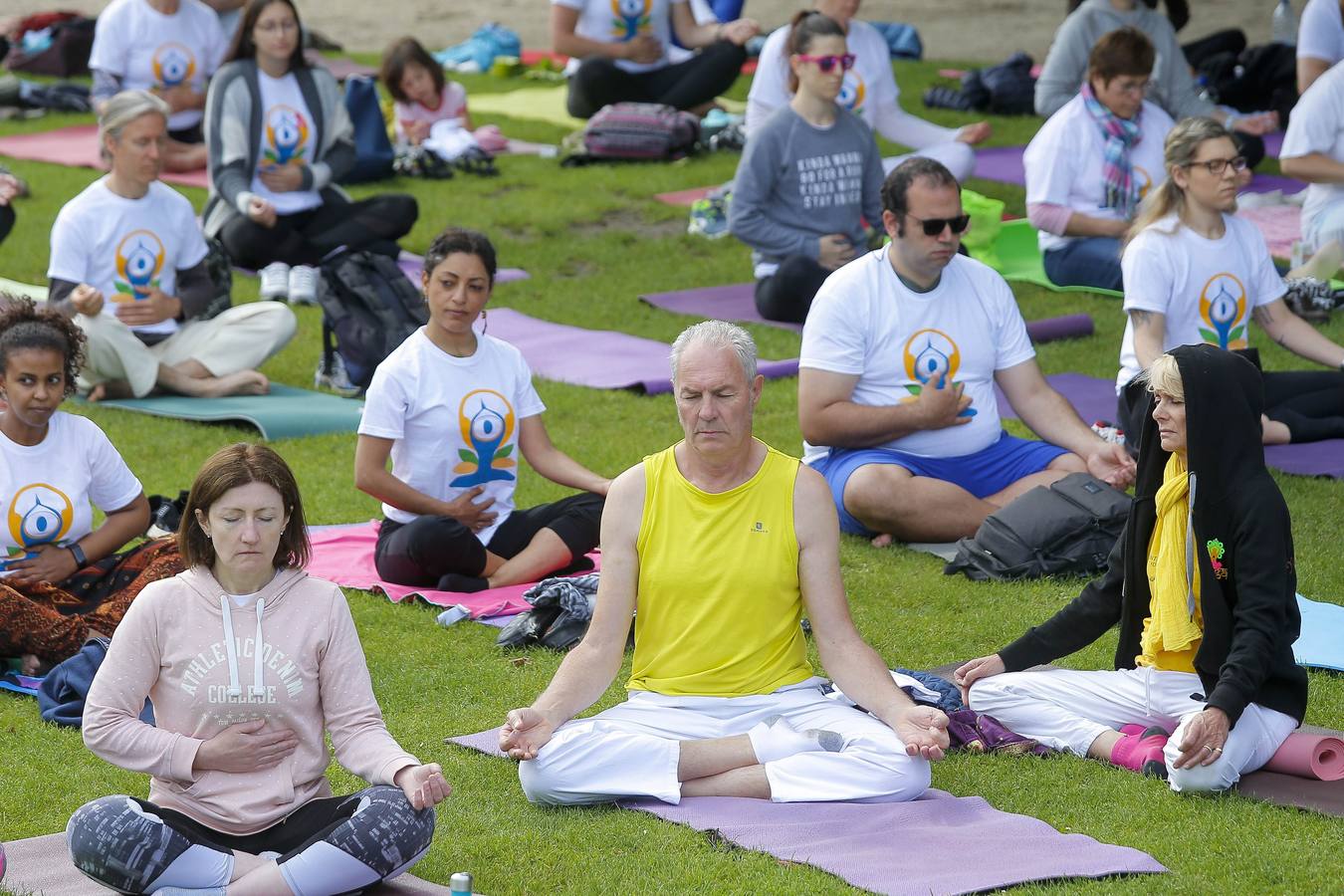 Un gran número de personas participa en la 6ª edición del Día del Yoga Los entusiastas del yoga de todo del mundo celebran este día practicando ejercicios y sesiones de respiración al aire libre para descubrir sus beneficios.