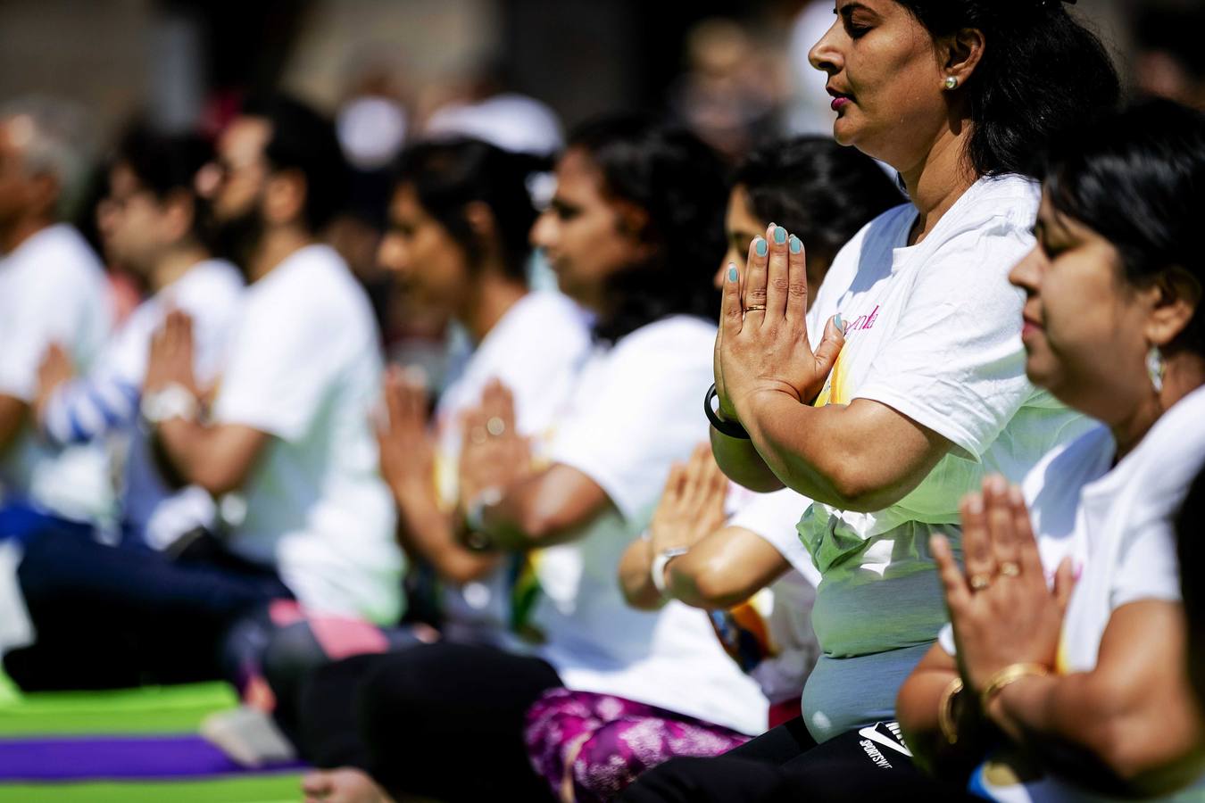 Un gran número de personas participa en la 6ª edición del Día del Yoga Los entusiastas del yoga de todo del mundo celebran este día practicando ejercicios y sesiones de respiración al aire libre para descubrir sus beneficios.