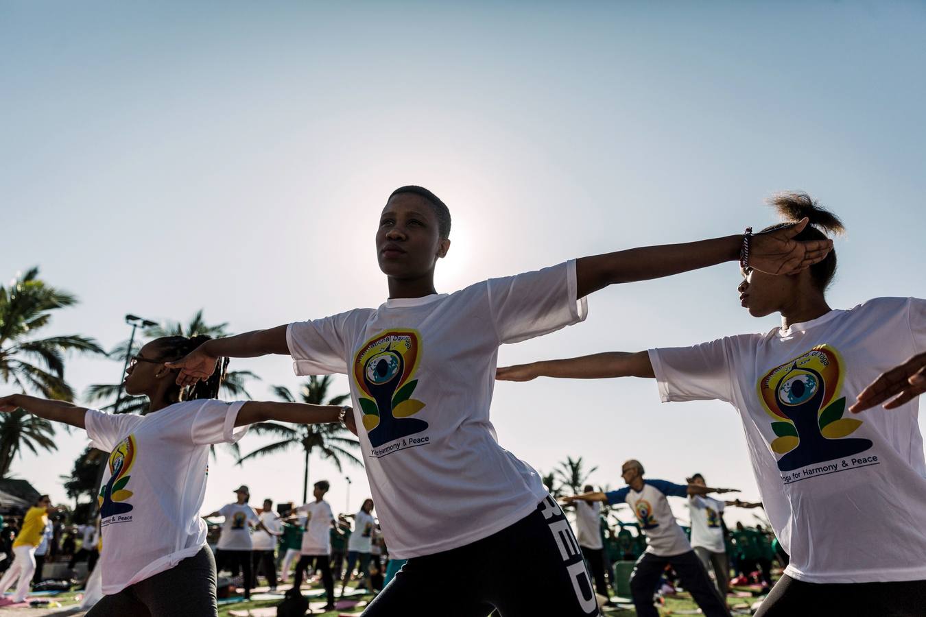 Un gran número de personas participa en la 6ª edición del Día del Yoga Los entusiastas del yoga de todo del mundo celebran este día practicando ejercicios y sesiones de respiración al aire libre para descubrir sus beneficios.