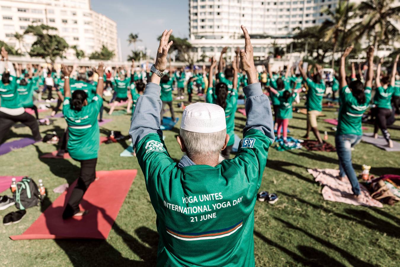 Un gran número de personas participa en la 6ª edición del Día del Yoga Los entusiastas del yoga de todo del mundo celebran este día practicando ejercicios y sesiones de respiración al aire libre para descubrir sus beneficios.