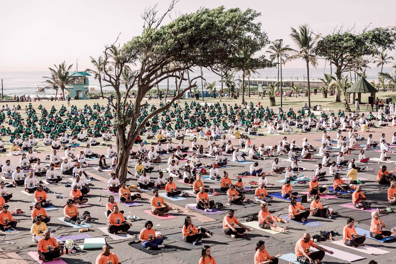 Un gran número de personas participa en la 6ª edición del Día del Yoga Los entusiastas del yoga de todo del mundo celebran este día practicando ejercicios y sesiones de respiración al aire libre para descubrir sus beneficios.