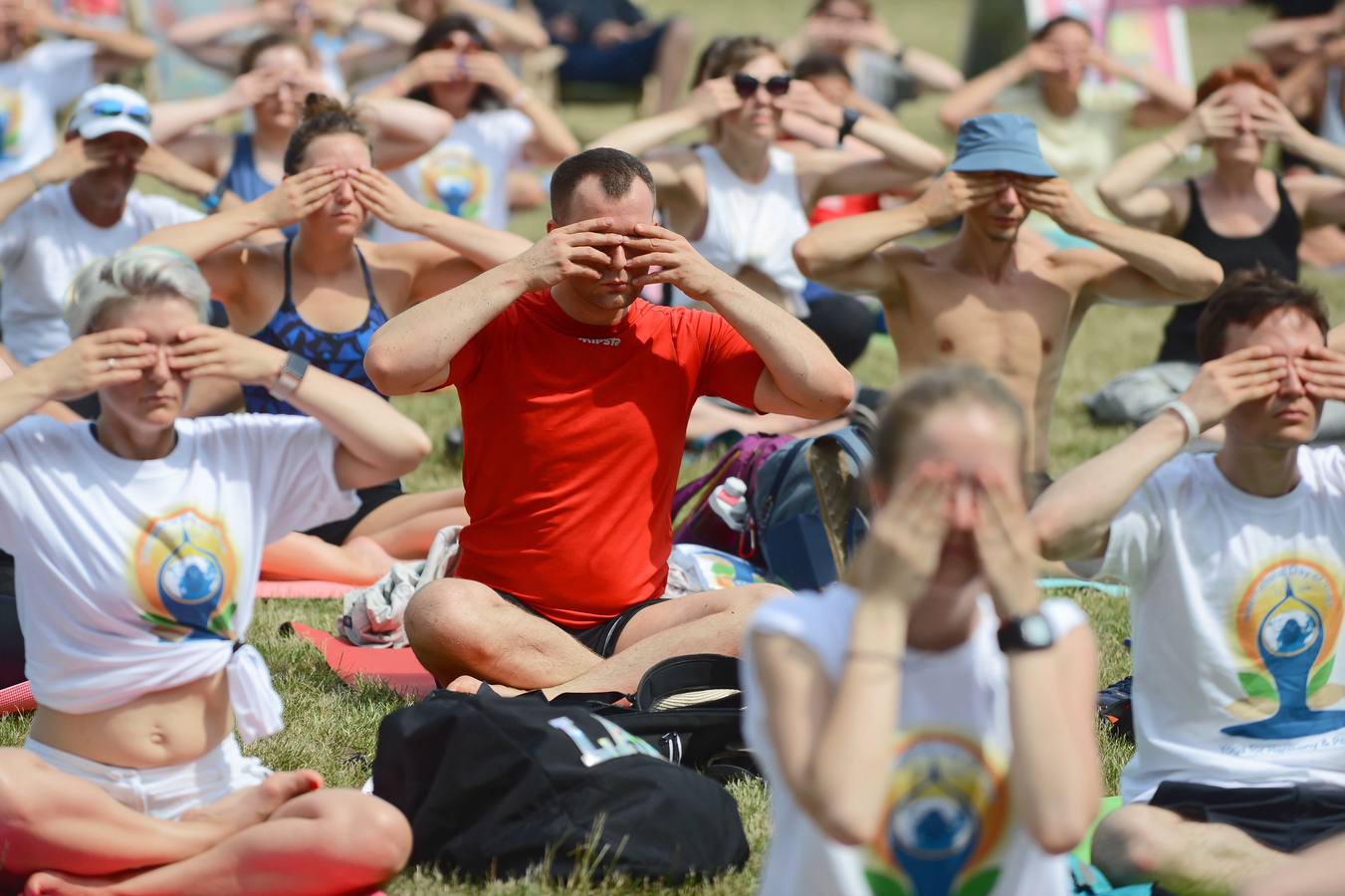 Un gran número de personas participa en la 6ª edición del Día del Yoga Los entusiastas del yoga de todo del mundo celebran este día practicando ejercicios y sesiones de respiración al aire libre para descubrir sus beneficios.