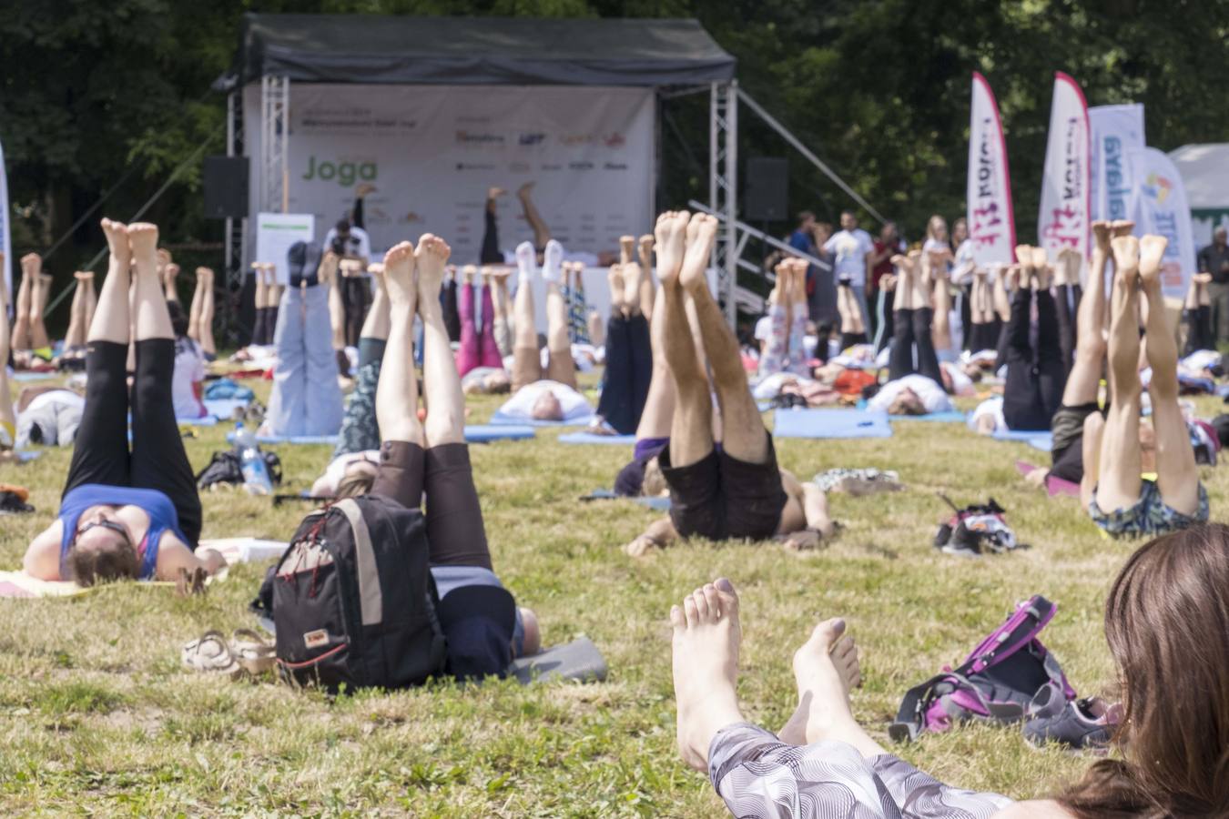 Un gran número de personas participa en la 6ª edición del Día del Yoga Los entusiastas del yoga de todo del mundo celebran este día practicando ejercicios y sesiones de respiración al aire libre para descubrir sus beneficios.