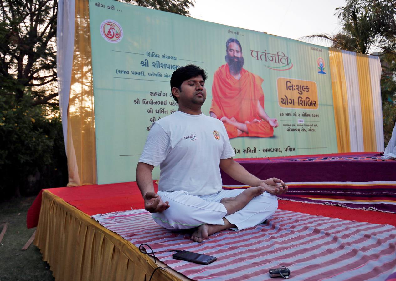 Un gran número de personas participa en la 6ª edición del Día del Yoga Los entusiastas del yoga de todo del mundo celebran este día practicando ejercicios y sesiones de respiración al aire libre para descubrir sus beneficios.