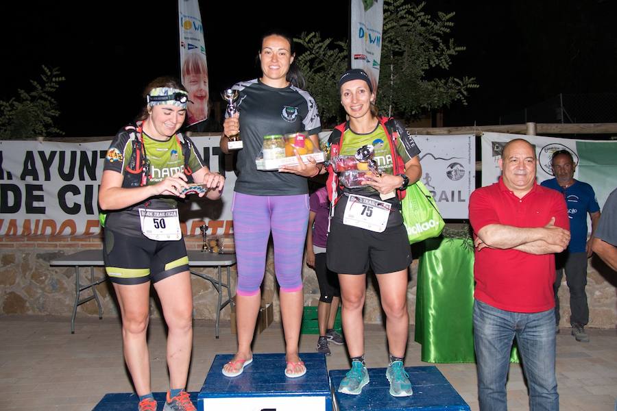 El atleta del Fondistas de Yecla gana en la prueba de 21 kilómetros con un tiempo de 1:49:14, por los 2:06:08 de la corredora del Espuña Trail