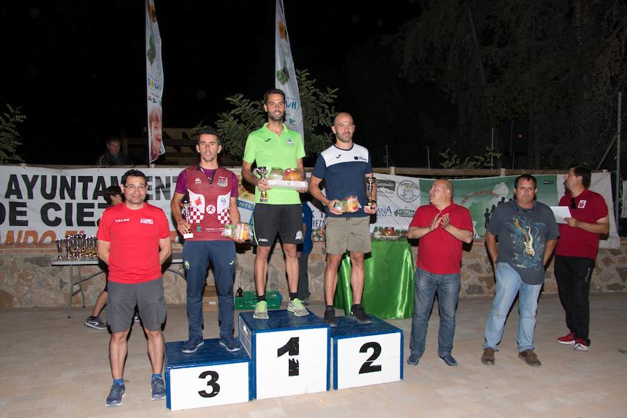 El atleta del Fondistas de Yecla gana en la prueba de 21 kilómetros con un tiempo de 1:49:14, por los 2:06:08 de la corredora del Espuña Trail