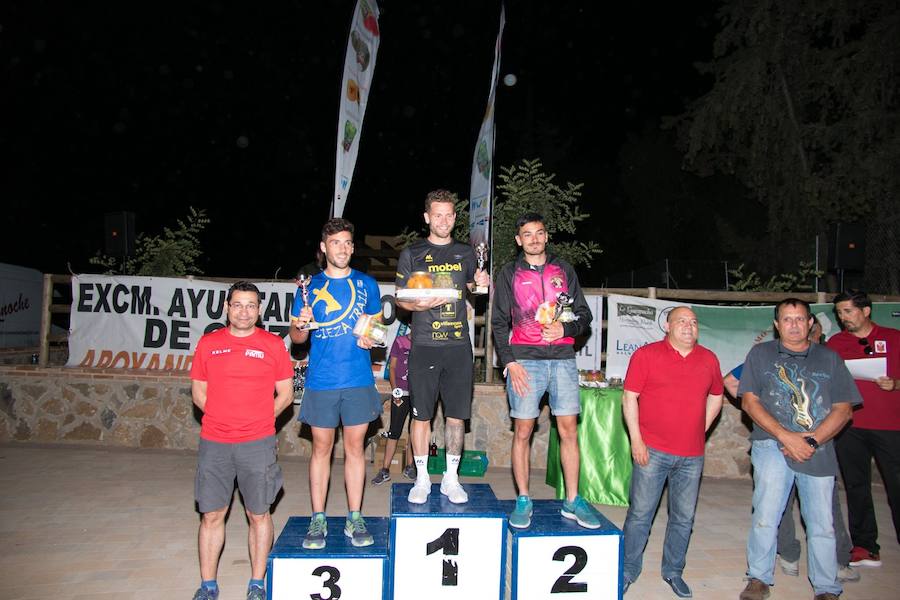 El atleta del Fondistas de Yecla gana en la prueba de 21 kilómetros con un tiempo de 1:49:14, por los 2:06:08 de la corredora del Espuña Trail