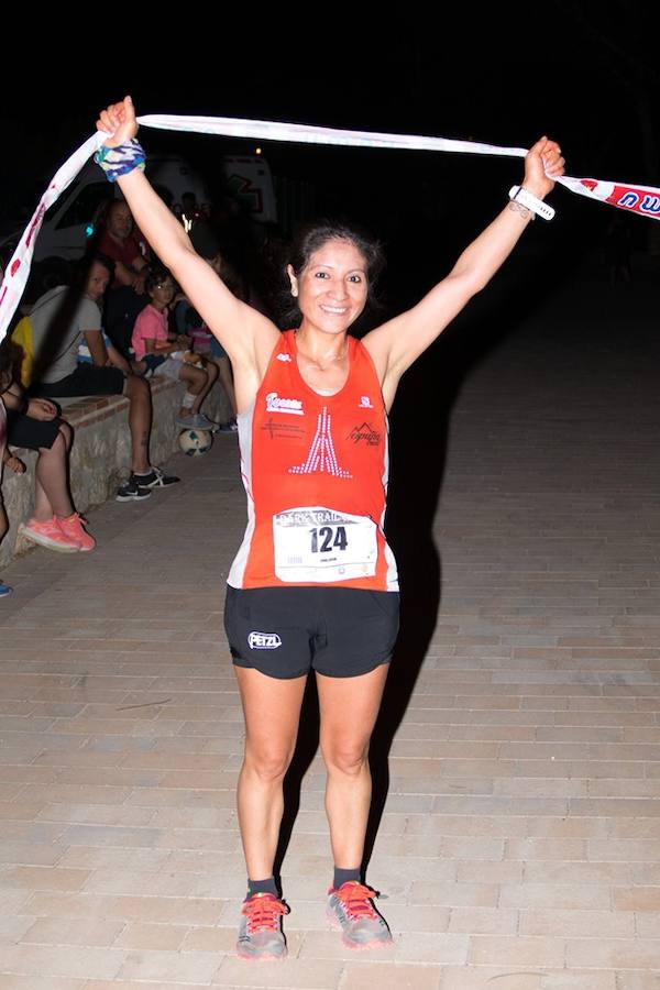 El atleta del Fondistas de Yecla gana en la prueba de 21 kilómetros con un tiempo de 1:49:14, por los 2:06:08 de la corredora del Espuña Trail