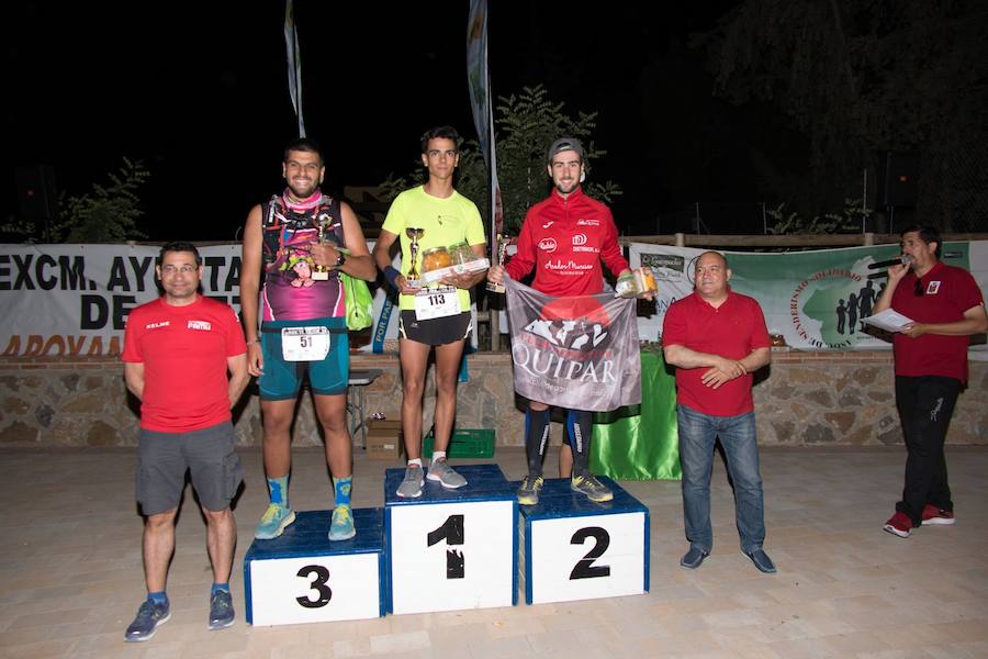 El atleta del Fondistas de Yecla gana en la prueba de 21 kilómetros con un tiempo de 1:49:14, por los 2:06:08 de la corredora del Espuña Trail