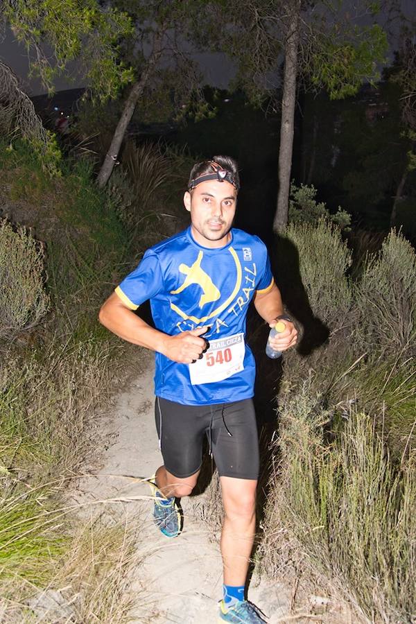 El atleta del Fondistas de Yecla gana en la prueba de 21 kilómetros con un tiempo de 1:49:14, por los 2:06:08 de la corredora del Espuña Trail