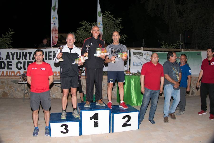 El atleta del Fondistas de Yecla gana en la prueba de 21 kilómetros con un tiempo de 1:49:14, por los 2:06:08 de la corredora del Espuña Trail