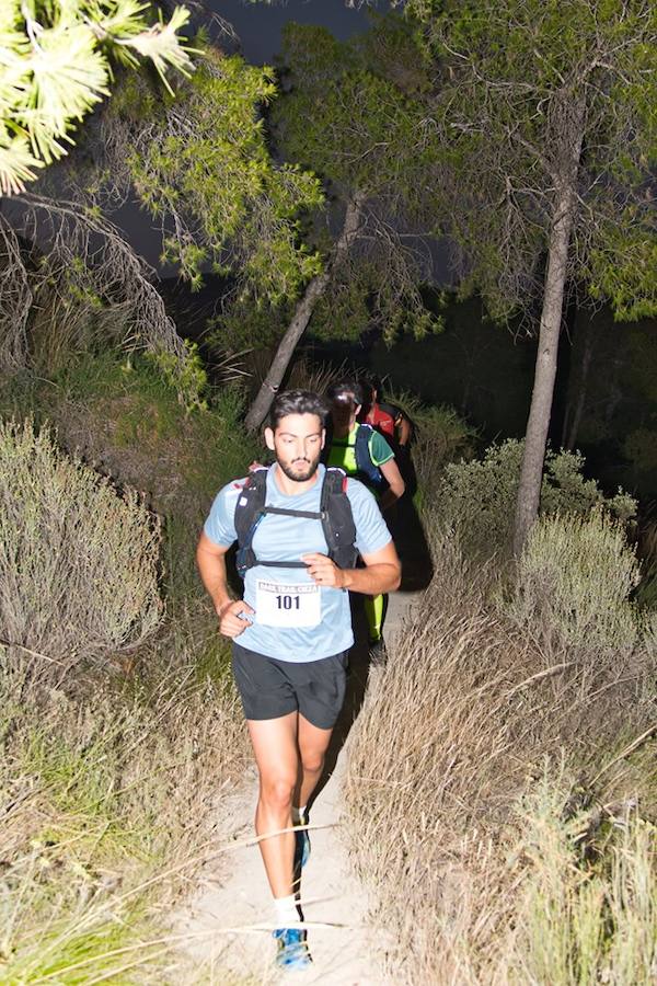 El atleta del Fondistas de Yecla gana en la prueba de 21 kilómetros con un tiempo de 1:49:14, por los 2:06:08 de la corredora del Espuña Trail