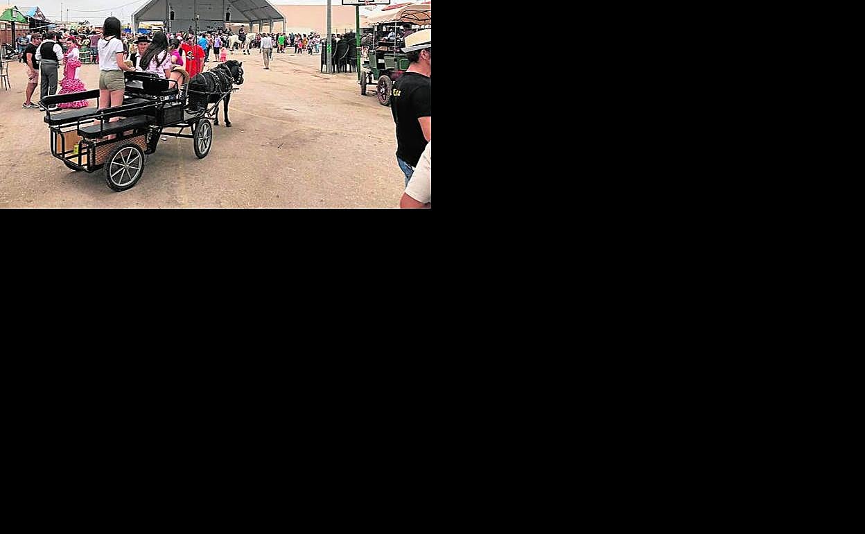 Dos chicas en un carruaje, en el recinto ferial de La Aljorra. 