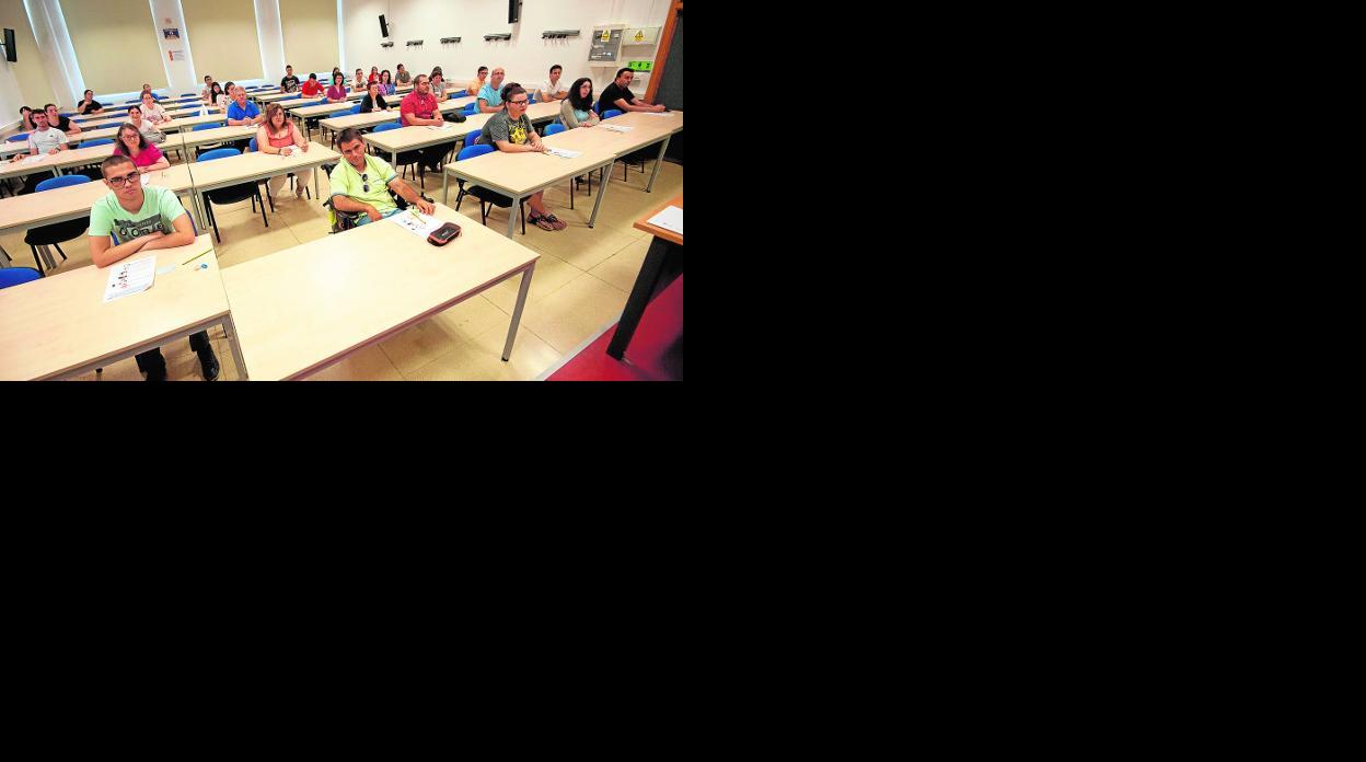 Opositores preparados para iniciar el examen en una de las aulas del campus de La Merced, ayer por la mañana. 