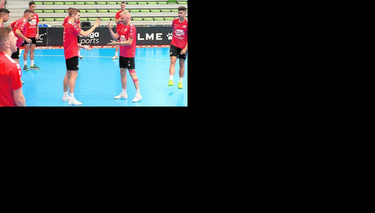 Fernan y Miguelín, en el centro de la pista del Palacio, en el entrenamiento de ElPozo de ayer. 