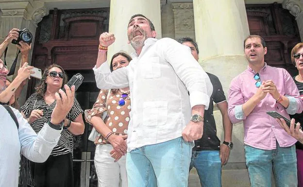 José López grita y alza su puño durante su discurso, en el Palacio Consistorial. 