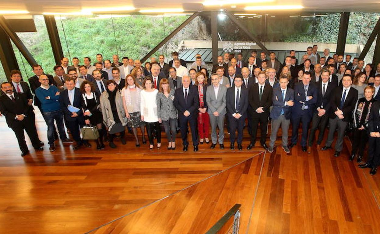 Equipo de gobierno de La Rioja con representantes de todos los ámbitos de la sociedad riojana que participaron en la elaboración de la Agenda Digital.