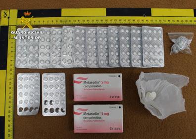 Imagen secundaria 1 - La metadona incautada y el detenido por la Benemérita.