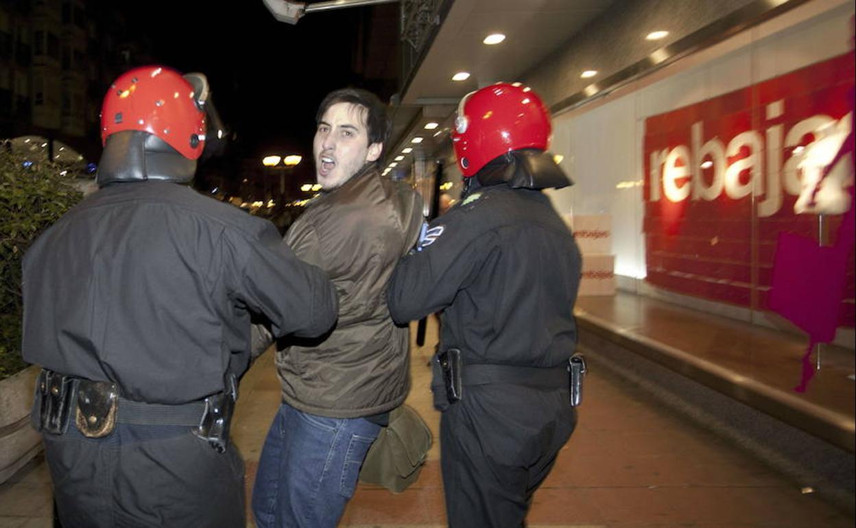 La Ertzaintza detiene a Ekaitz Samaniego, miembro de Segi, en enero de 2012.