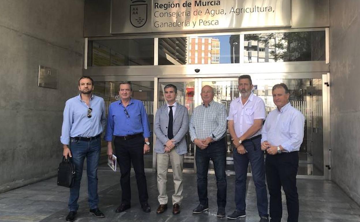 Miguel Ángel del Amor junto a representantes de las organizaciones agrarias en la reunión de este martes.