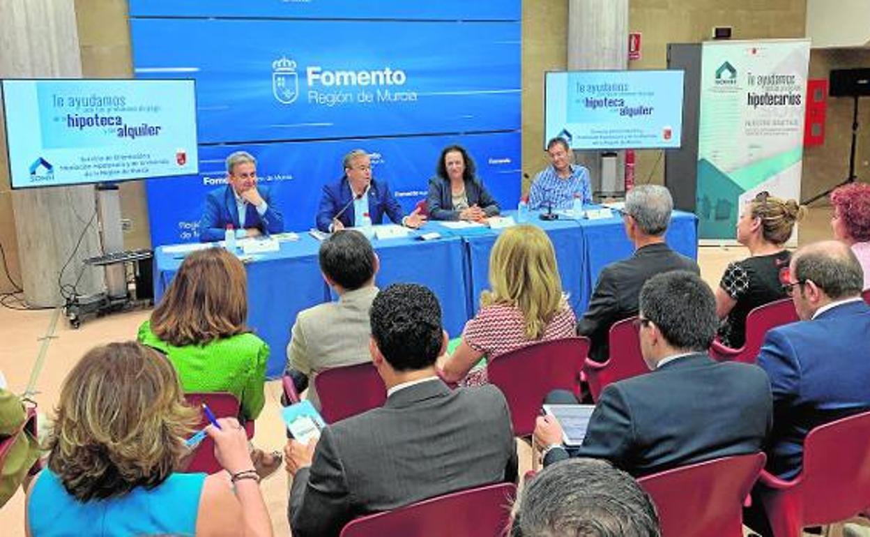 Reunión del consejero Patricio Valverde con los agentes sociales y entidades implicadas en el Servicio de Mediación, ayer. 