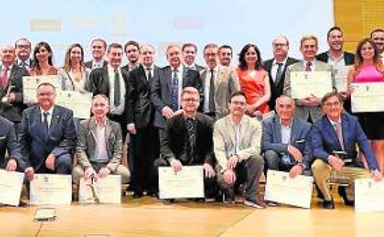 Los galardonados, ayer, posando en el salón de actos del Archivo General. 