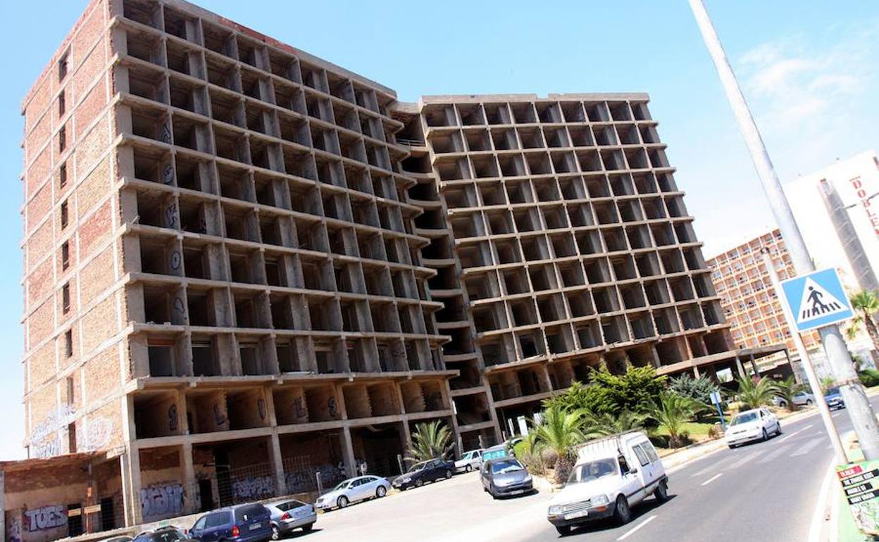 Edificio cercano al hotel Doblemar, en La Manga, cuyas obras están inacabadas y abandonadas.