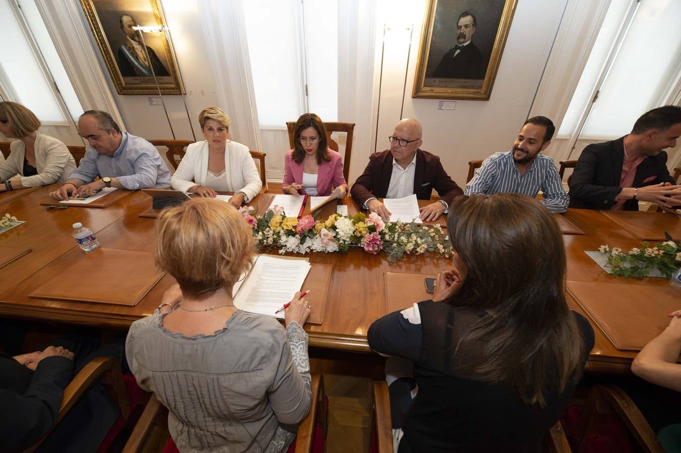 El reparto de papeles del nuevo equipo de gobierno tripartito asignó ayer a la alcaldesa Ana Belén Castejón (PSOE) una 'superconcejalía' de Urbanismo, Vivienda y Proyectos Estratégicos, mientras que Noelia Arroyo (PP) se quedará solo con Bienestar Social.