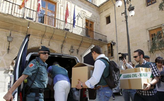 Guardias civiles sacan documentos del Ayuntamiento de Caravaca. 