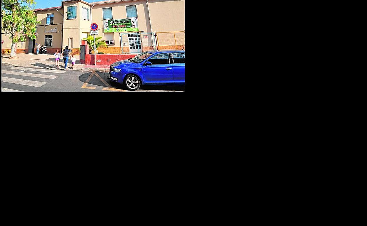 Estado que presentaba ayer la fachada principal de la escuela. 