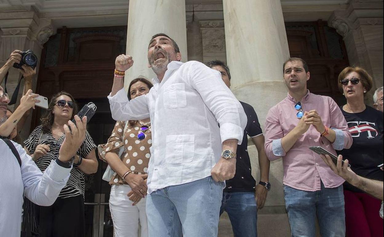 José López grita y alza su puño durante su discurso, en el Palacio Consistorial.
