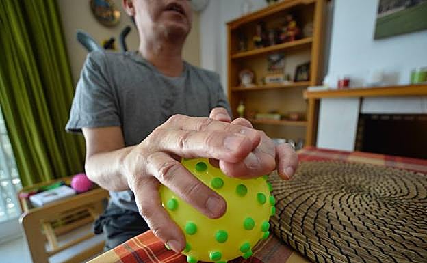 Detalle de las manos de Víctor mientras realiza sus ejercicios diarios