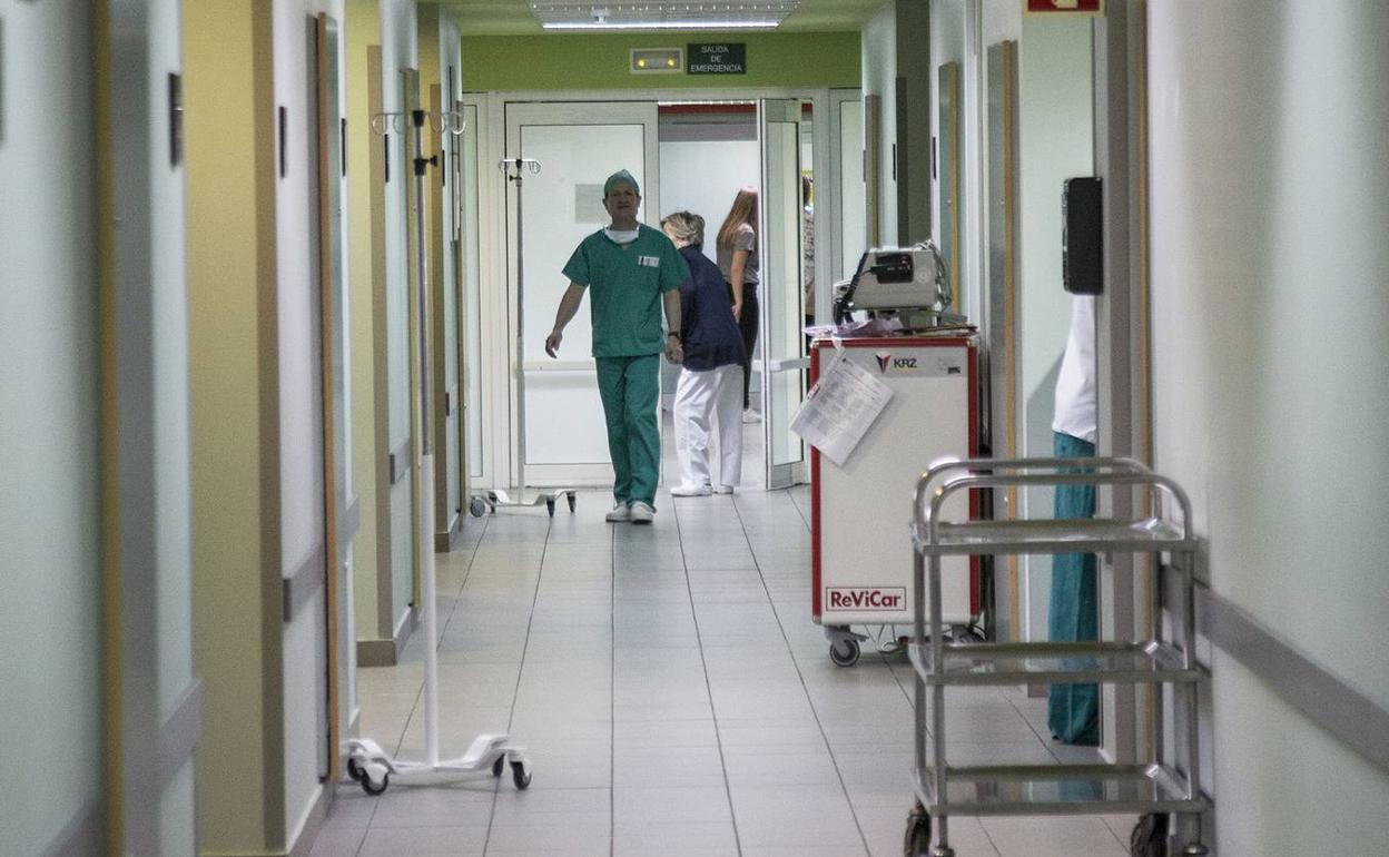 Un médico del Hospital Santa María del Rosell, en el pasillo de una planta del edificio. 