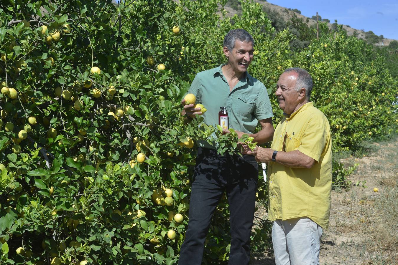 El fundador de la firma de tés ecológicos visitó sobre el terreno, en Cartagena y Santomera, las dos fincas que suministrarán la materia prima a la multinacional