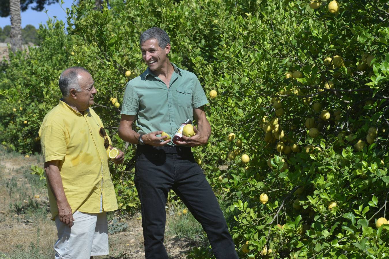 El fundador de la firma de tés ecológicos visitó sobre el terreno, en Cartagena y Santomera, las dos fincas que suministrarán la materia prima a la multinacional