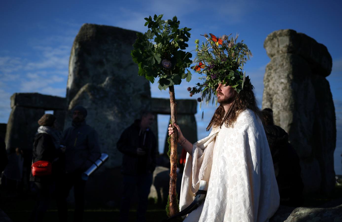 Varios entusiastas reciben el amanecer mientras participan en las celebraciones por el solsticio de verano en Stonehenge, en Wiltshire (Reino Unido). Este festival atrae anualmente a cientos de personas para celebrar el llegada del día más largo en el hemisferio norte.