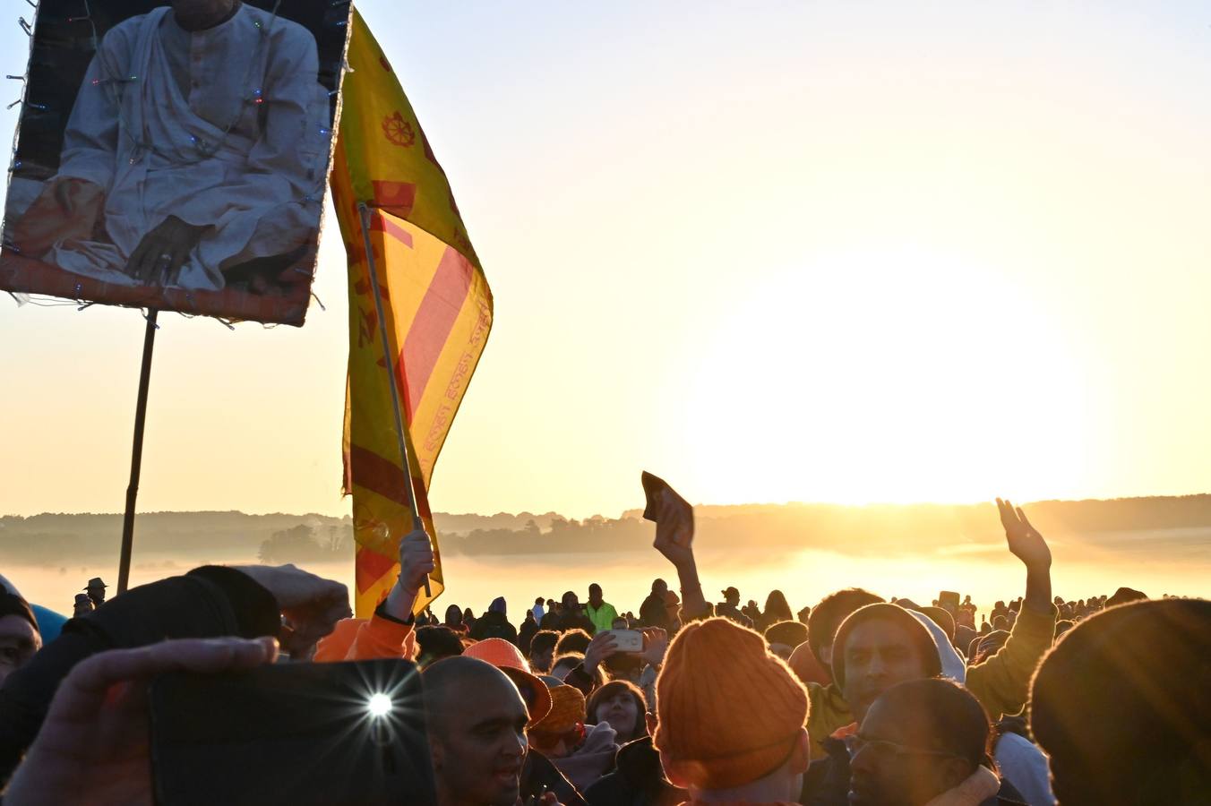 Varios entusiastas reciben el amanecer mientras participan en las celebraciones por el solsticio de verano en Stonehenge, en Wiltshire (Reino Unido). Este festival atrae anualmente a cientos de personas para celebrar el llegada del día más largo en el hemisferio norte.