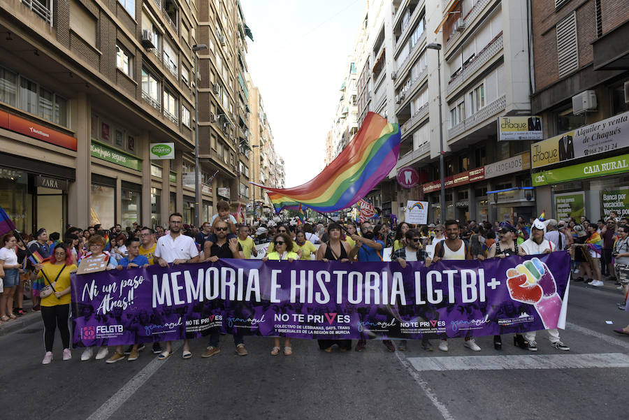 El centro la capital vuelve a teñirse de color para visibilizar las reivindicaciones del colectivo LGTBI+