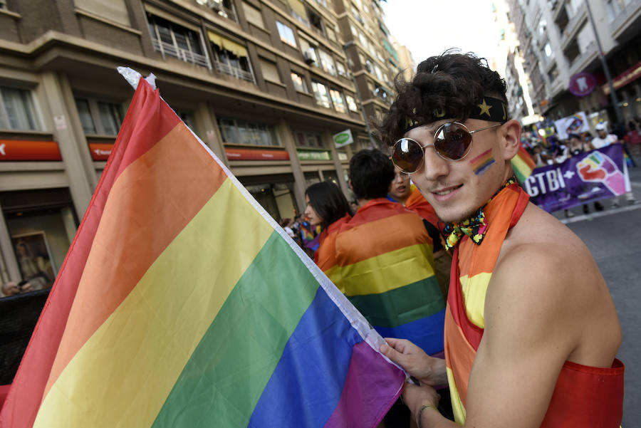 El centro la capital vuelve a teñirse de color para visibilizar las reivindicaciones del colectivo LGTBI+
