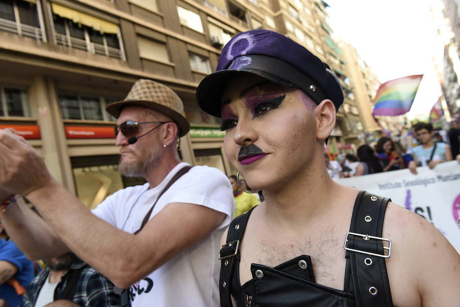El centro la capital vuelve a teñirse de color para visibilizar las reivindicaciones del colectivo LGTBI+