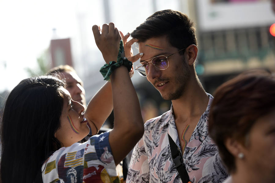 El centro la capital vuelve a teñirse de color para visibilizar las reivindicaciones del colectivo LGTBI+