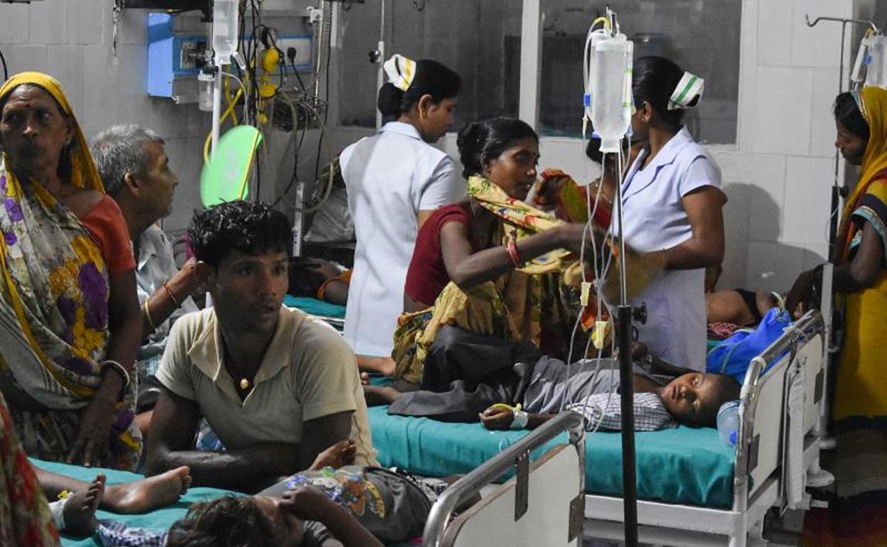 Niños enfermos y familiares llenan una de las salas del hospital de Sri Krishna. 